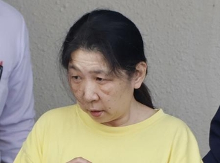 　千葉県警いすみ署から移送される石上秀子容疑者＝１０日午後