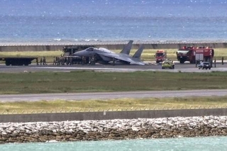 　那覇空港の滑走路で立ち往生した航空自衛隊のＦ１５戦闘機＝１８日午後３時４分
