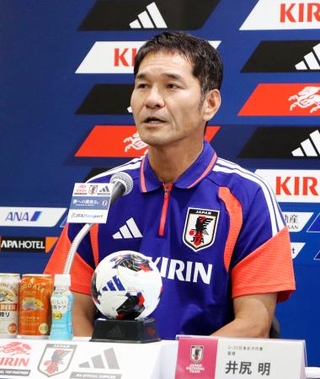 　記者会見するサッカーＵ-２０女子日本代表の井尻監督＝１８日、東京都内