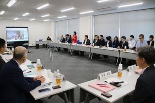 　在留外国人向けの日本語学習に関する政府有識者会議の初会合＝１８日午前、東京・霞が関