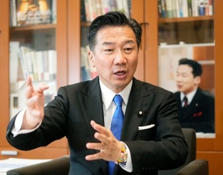 　インタビューに答える福山哲郎参院副議長