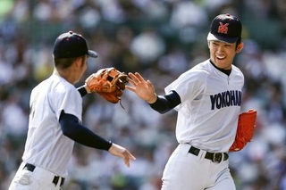 　花巻東-横浜　５回裏花巻東１死一塁、戸倉を遊ゴロ併殺に打ち取り、田島（左）とタッチする横浜・織田＝甲子園