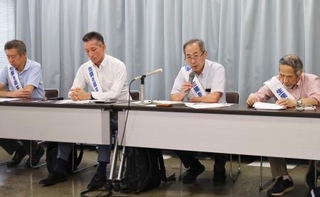 　中部電力への申し入れ後、記者会見する福島第１原発事故を巡る集団訴訟原告団長の中島孝さん（右から２人目）＝１８日午後、名古屋市