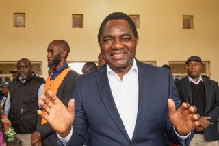 　大統領選の投票を終えて記者団の取材に応じるザンビアのヒチレマ大統領＝１３日、首都ルサカ（ＡＰ＝共同）
