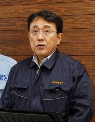 　熊本県八代市や氷川町を視察後、記者団の取材に応じる赤沢経産相＝１８日午後、氷川町