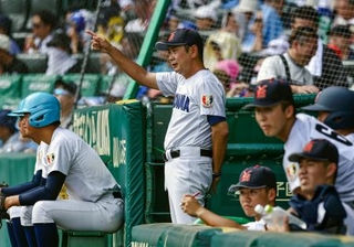 　花巻東戦で指示を出す横浜・村田監督＝１８日、甲子園球場