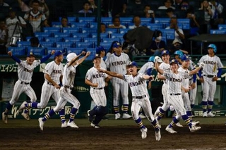 　タイブレークの末、有明にサヨナラ勝ちし喜ぶ健大高崎ナイン＝甲子園