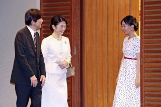 　佳子さまに見送られ、パラグアイに向けて出発される秋篠宮ご夫妻＝１８日午後、東京・元赤坂の赤坂御用地の宮邸（代表撮影）