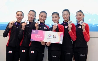 　ドイツから帰国し、銀メダルを手にポーズをとる新体操日本代表の（左から）田辺観世埜、田中友菜、田口久乃、西本愛実、花村夏実、真鍋凜＝１８日、羽田空港