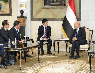 　イエメン大統領評議会のアリーミ議長（右端）を表敬する茂木外相（左から２人目）＝１８日、サウジアラビア・リヤド（日本外務省提供・共同）