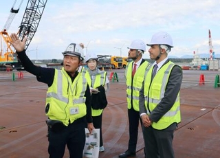 　秋田市の洋上風力発電事業の現場を視察するＵＡＥのシハブ・アルファヒーム駐日大使（右端）＝１９日午後