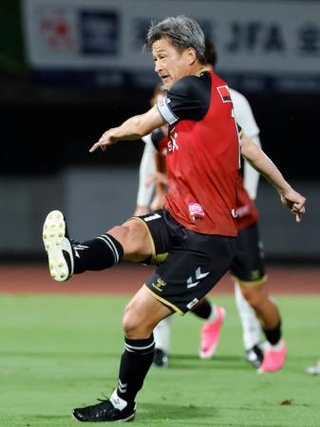 　サッカー天皇杯１回戦の大山クラブ戦の前半、先制ＰＫを決める福島・三浦知良＝１９日、とうほう・みんなのスタジアム