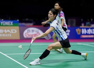 　混合ダブルス２回戦　プレーする渡辺勇大（奥）、田口真彩組＝ニューデリー（ゲッティ＝共同）