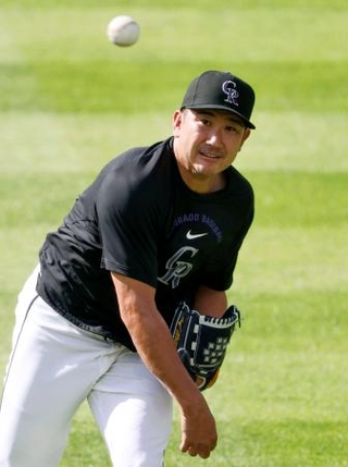 　キャッチボールで調整するロッキーズ・菅野＝デンバー（共同）