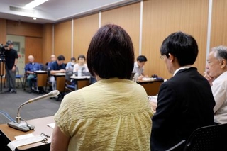 　米兵が路上で無差別に体当たりした事件を巡り、記者会見する被害者（左）ら＝２０日午前、横浜市