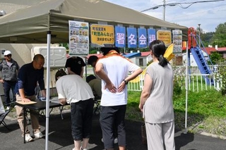 　直接請求による住民投票条例の制定に向け、有志の住民団体が実施した街頭での署名活動＝２０日午後、北海道清水町