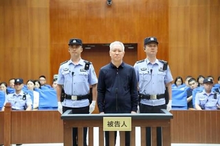 　中国広東省深セン市の中級人民法院で行われた公判に出廷する、中国恒大集団の創業者許家印氏（中央）。同法院が２０日、「微信（ウィーチャット）」の公式アカウントで公開した（共同）
