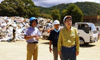 　熊本県宇城市の災害ごみ仮置き場を視察する石原環境相（手前）＝２０日午後