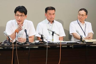 　部活動の遠征の実態調査結果を発表する新潟県の担当者＝２０日午後、新潟県庁