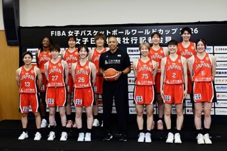 　バスケットボール女子Ｗ杯に臨む日本代表の田中（前列左から３人目）、後藤（同右端）ら。中央はゲインズ監督＝２０日、東京都内