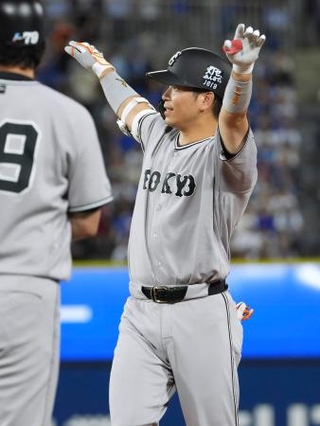 　７回、適時打を放ちポーズをとる巨人・大城＝横浜