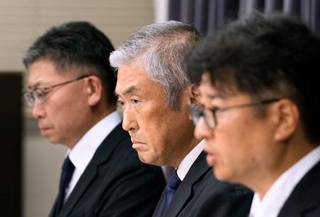 　作業員４人が特急列車と衝突して死亡した事故を受け、記者会見する東武鉄道の鈴木孝郎鉄道事業本部長（中央）ら＝２０日午後、国交省