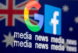 　グーグルやフェイスブックのロゴとオーストラリアの国旗＝２０２１年２月（ロイター＝共同）