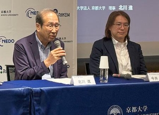 　記者会見する京都大の北川進特別教授（左）＝２０日、京都市