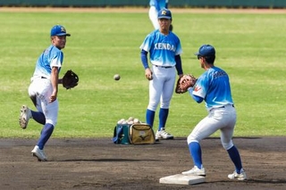 　守備練習する健大高崎ナイン＝大阪府豊中市