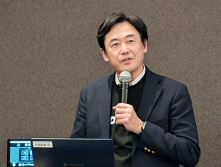 　あいさつするＫＤＤＩの松田浩路社長＝２０日、米サンフランシスコ（共同）