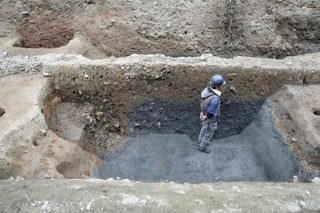 　「妙顕寺城」推定地の発掘調査で見つかった外堀＝６月、京都市中京区（文化財サービス提供）