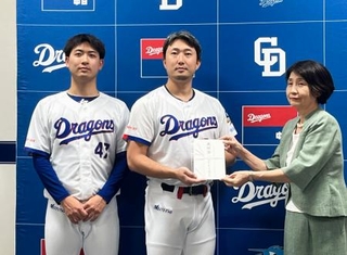 　熊本県への義援金の贈呈式に参加した中日の藤嶋（中央）ら＝２１日、バンテリンドーム