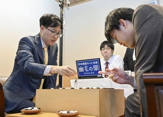 　囲碁の第５１期碁聖戦５番勝負の第５局で佐田篤史七段（右）に勝利し、対局を振り返る井山裕太碁聖＝２１日午後、大阪市の日本棋院関西総本部
