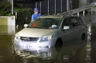 　さいたま市北区で水没した車両＝２１日午後７時ごろ