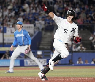 　１０回、サヨナラ二塁打を放ち笑顔の山口。左は清宮虎＝ＺＯＺＯマリン