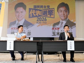 　国民民主党の代表選に立候補し、討論会に臨む橋本幹彦衆院議員（左）と玉木雄一郎代表＝２２日午前、東京都港区