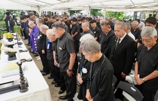 　学童疎開船「対馬丸」の犠牲者を悼む慰霊祭で黙とうする参列者ら＝２２日午前、那覇市