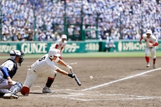 　智弁和歌山-健大高崎　８回裏智弁和歌山１死二、三塁、川原が投前にスクイズを決める＝甲子園