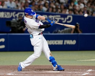 　８回中日２死、細川が左越えに同点本塁打を放つ＝バンテリンドーム