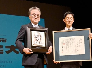 　「坪内逍遥大賞」を受賞した三谷幸喜さん（左）＝２２日午後、岐阜県美濃加茂市