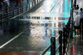　雨で冠水したアンダーパス＝２２日午後６時２５分、東京都千代田区
