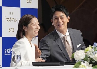 　現役引退の記者会見で笑顔を見せる、フィギュアスケート・ペアの三浦璃来（左）、木原龍一組＝２０２６年４月