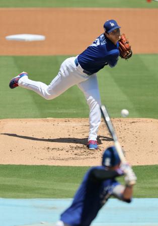 　パイレーツ戦前に実戦形式で投球するドジャース・大谷。打者スミス＝ロサンゼルス（共同）