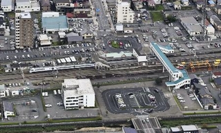 　東武日光線新鹿沼駅の構内で作業員４人をはね、停車した特急列車スペーシアＸ２号＝２０２６年８月２０日、栃木県鹿沼市（共同通信社ヘリから）
