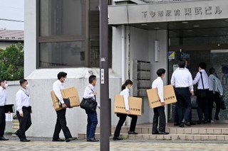 　東武鉄道のグループ会社「東武建設」の家宅捜索に向かう捜査員＝２３日午前９時、栃木県日光市