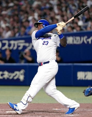　４回中日無死一塁、サノーが左中間に先制２ランを放つ＝バンテリンドーム