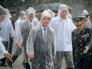 　台湾・金門島を訪れた頼清徳総統（中央）＝２３日（共同）