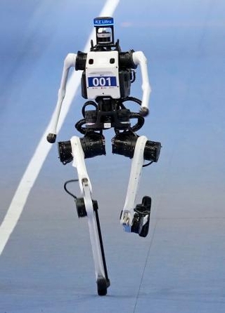 　「世界人型ロボットスポーツ大会」の陸上４００メートル決勝で、３８秒１５（速報値）を出した「天工」＝２３日、北京（共同）
