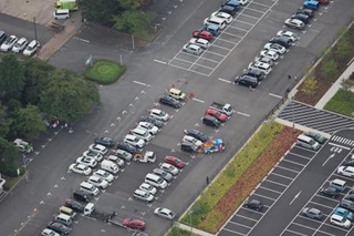 　千葉市役所に隣接する駐車場に運び込まれた、豪雨で動かせなくなり路上などに放置された車両など＝１９日