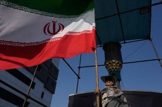 　イランの国旗＝７月、テヘラン（ＡＰ＝共同）